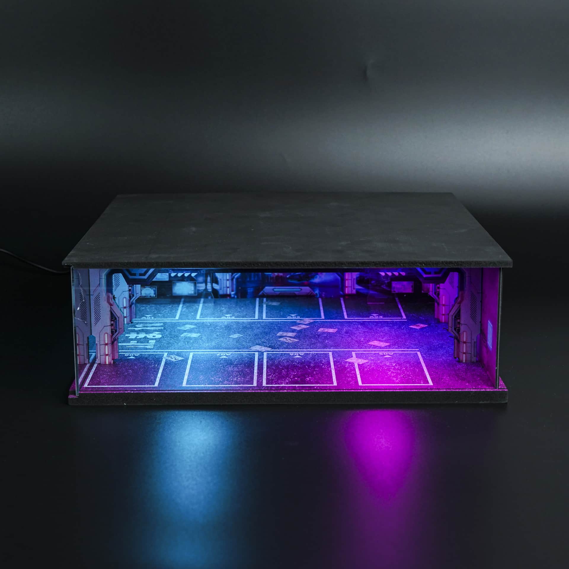Garaż Podziemny Cyberpunk | 8 miejsc | Podświetlany LED | 1:64