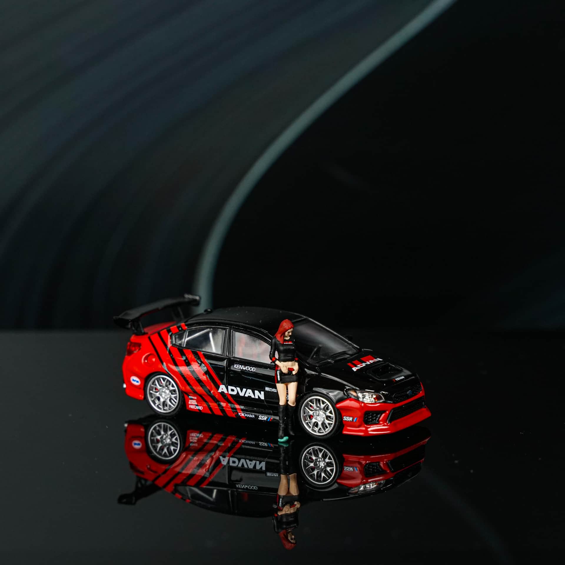 Subaru WRX STI Advan 1:64 + Figurka TimeMicro - model 1:64