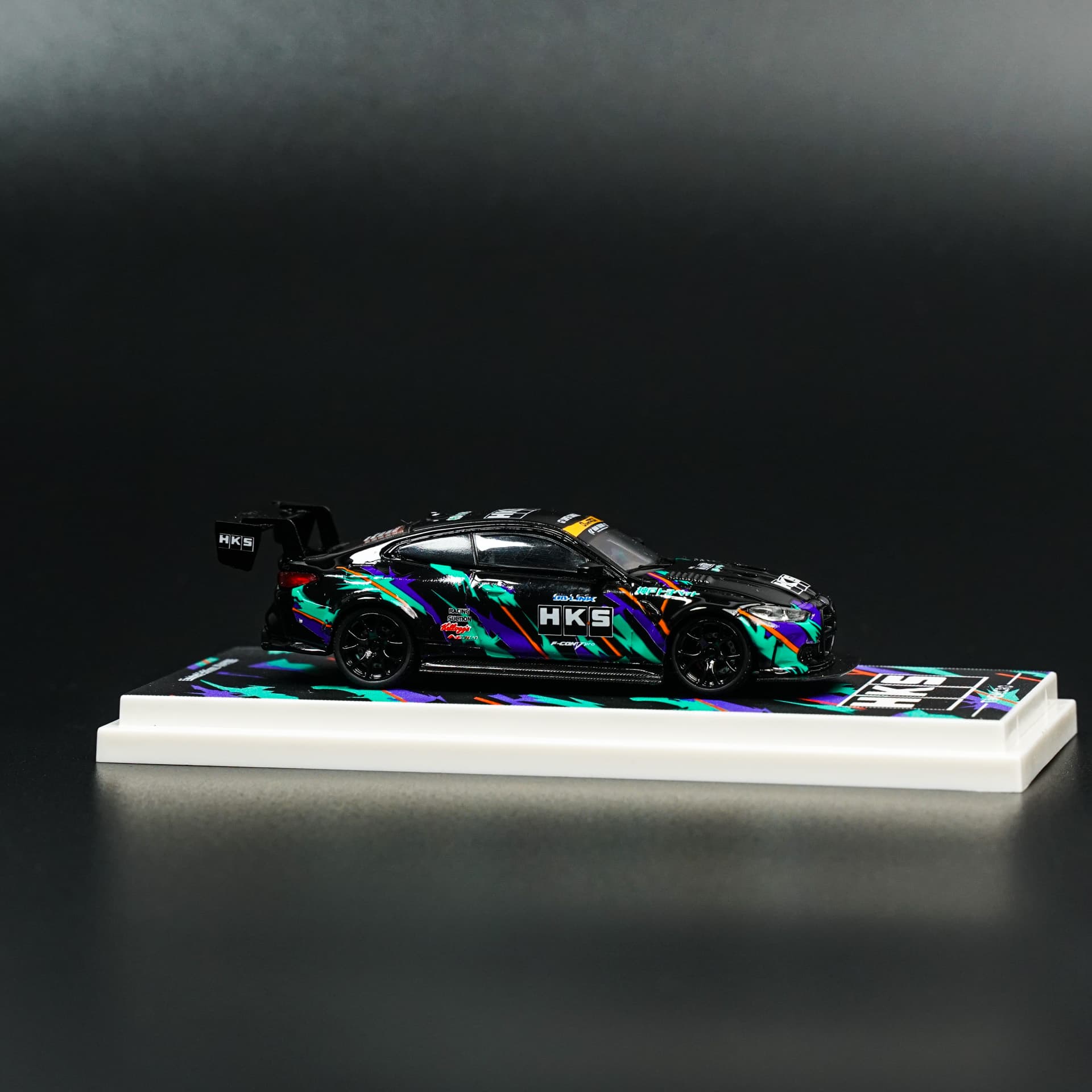 BMW M4 HKS TimeMicro - model 1:64 - miniatura 2