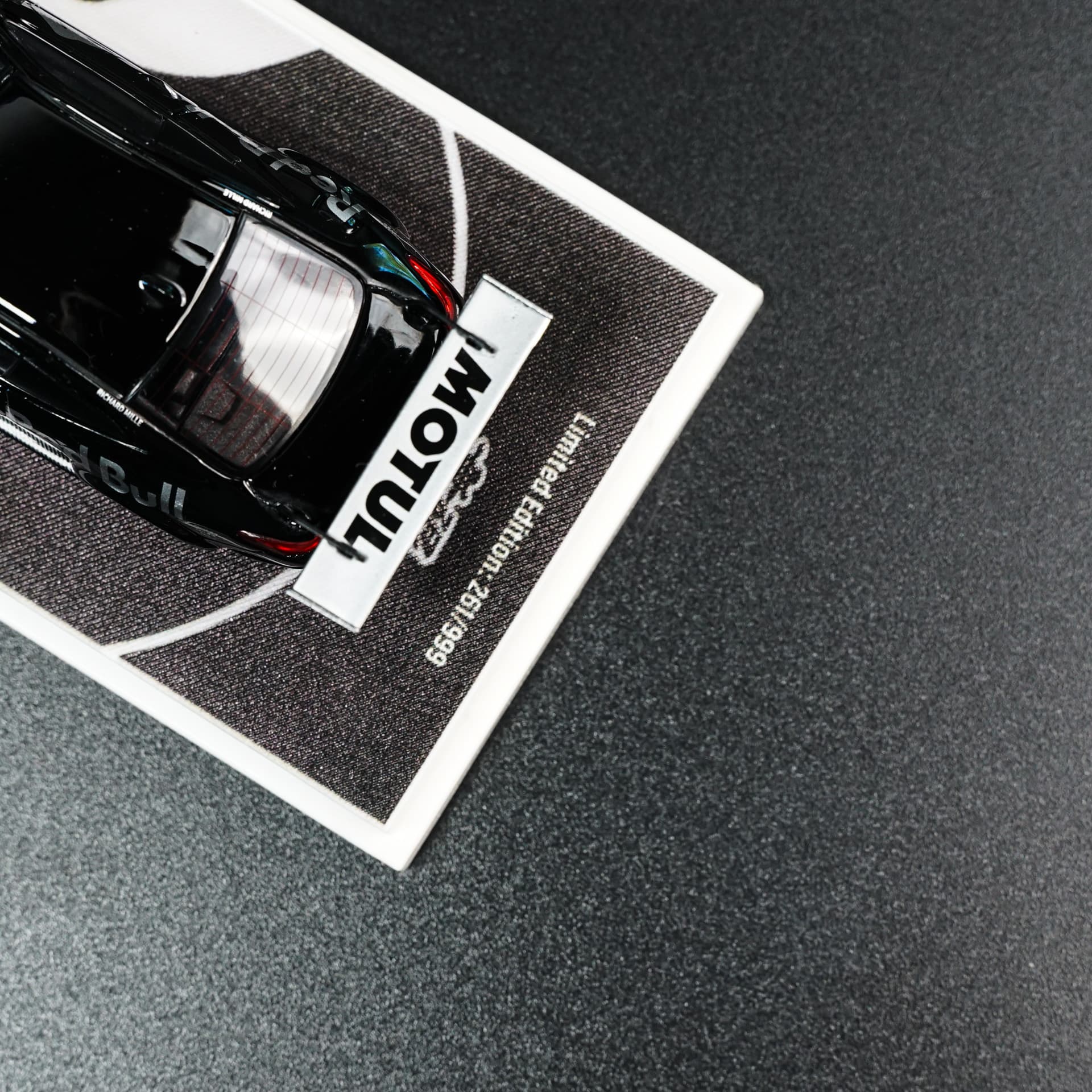 BMW M4 TimeMicro - model 1:64 - miniatura 4