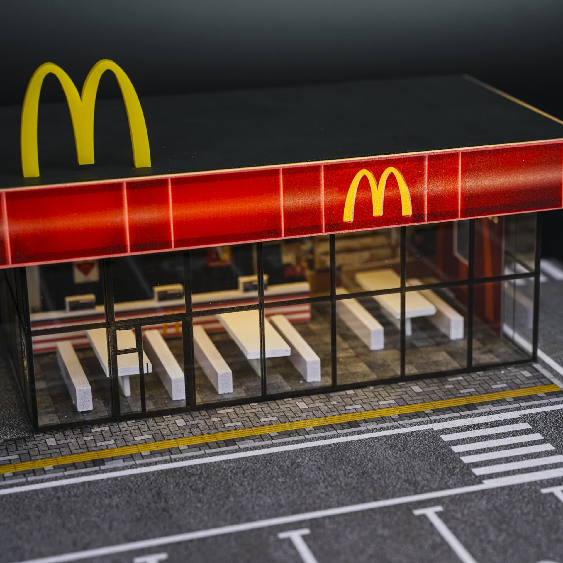 Diorama McDonald's | Drive Thru | Podświetlana LED | 1:64 - miniatura 2