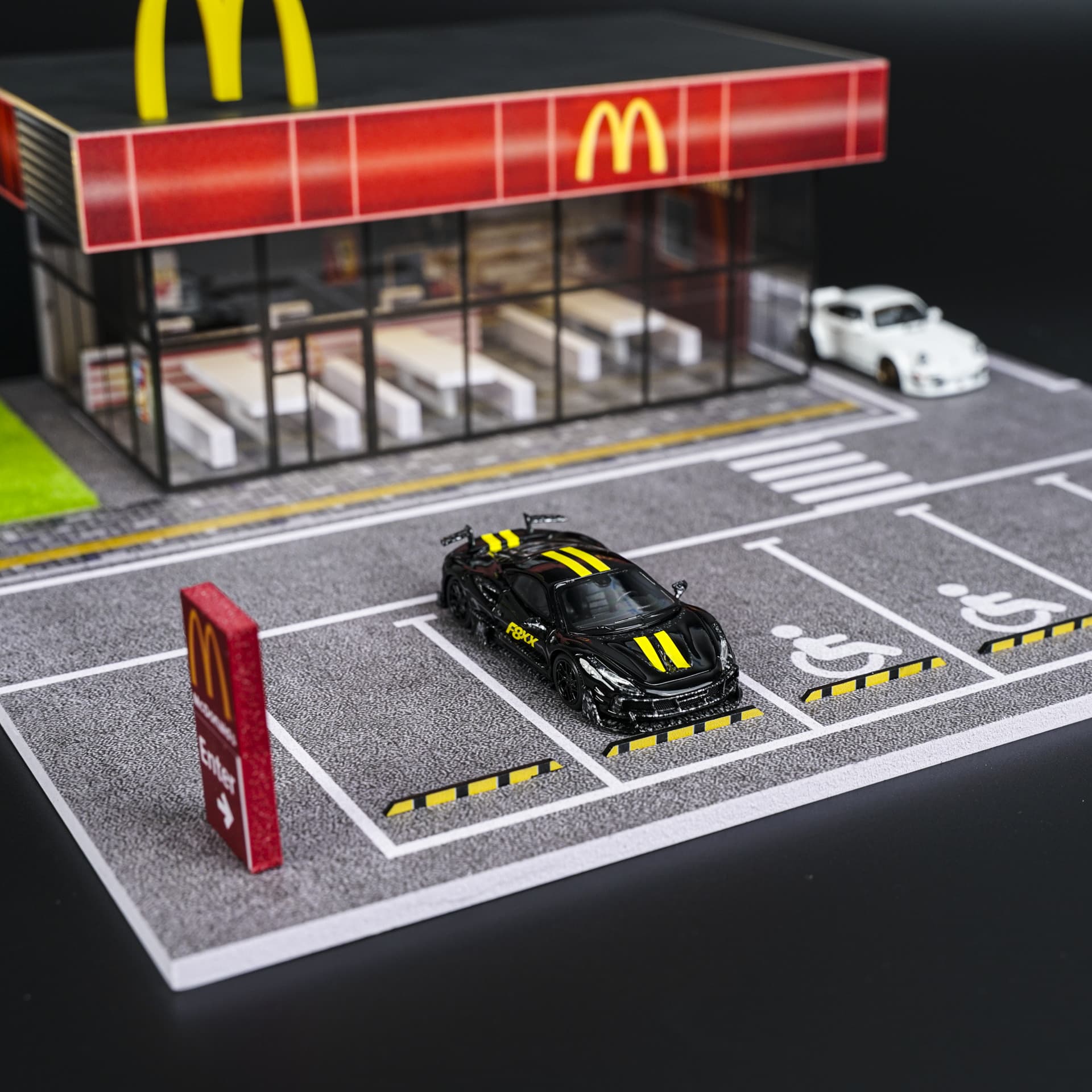 Diorama McDonald's | Drive Thru | Podświetlana LED | 1:64 - miniatura 5