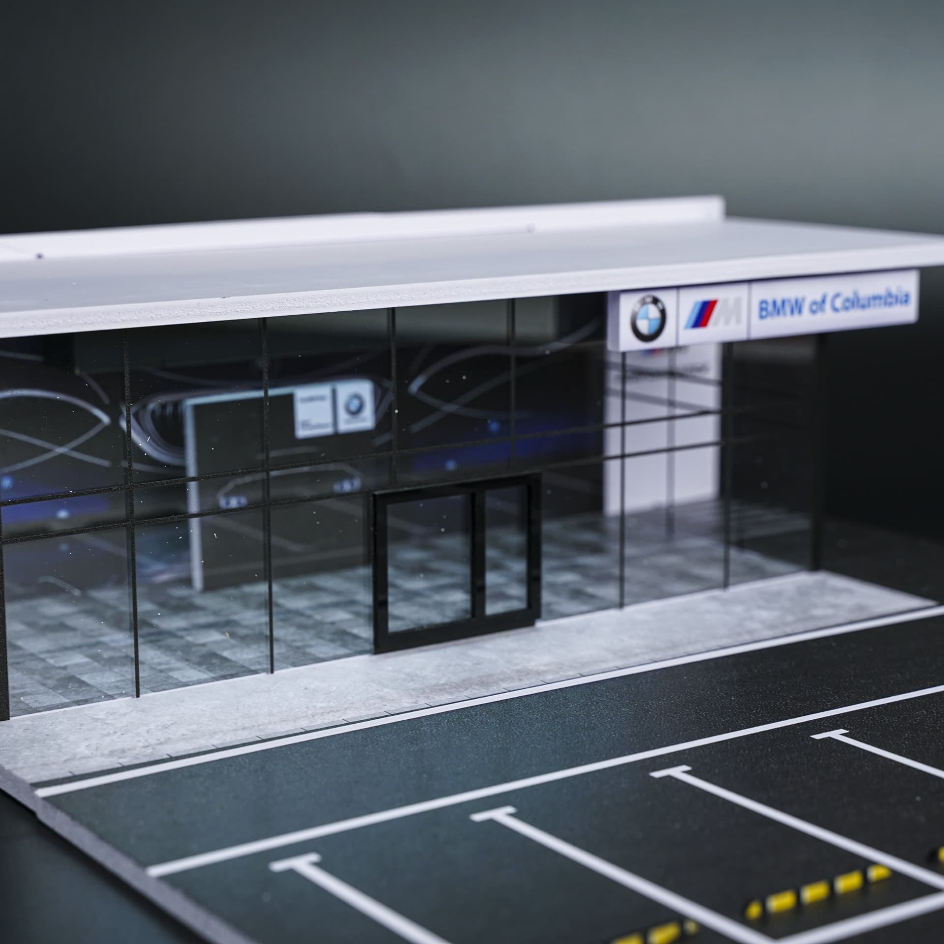 Diorama Salon BMW | 6 miejsc | Podświetlana LED | 1:64 - miniatura 3