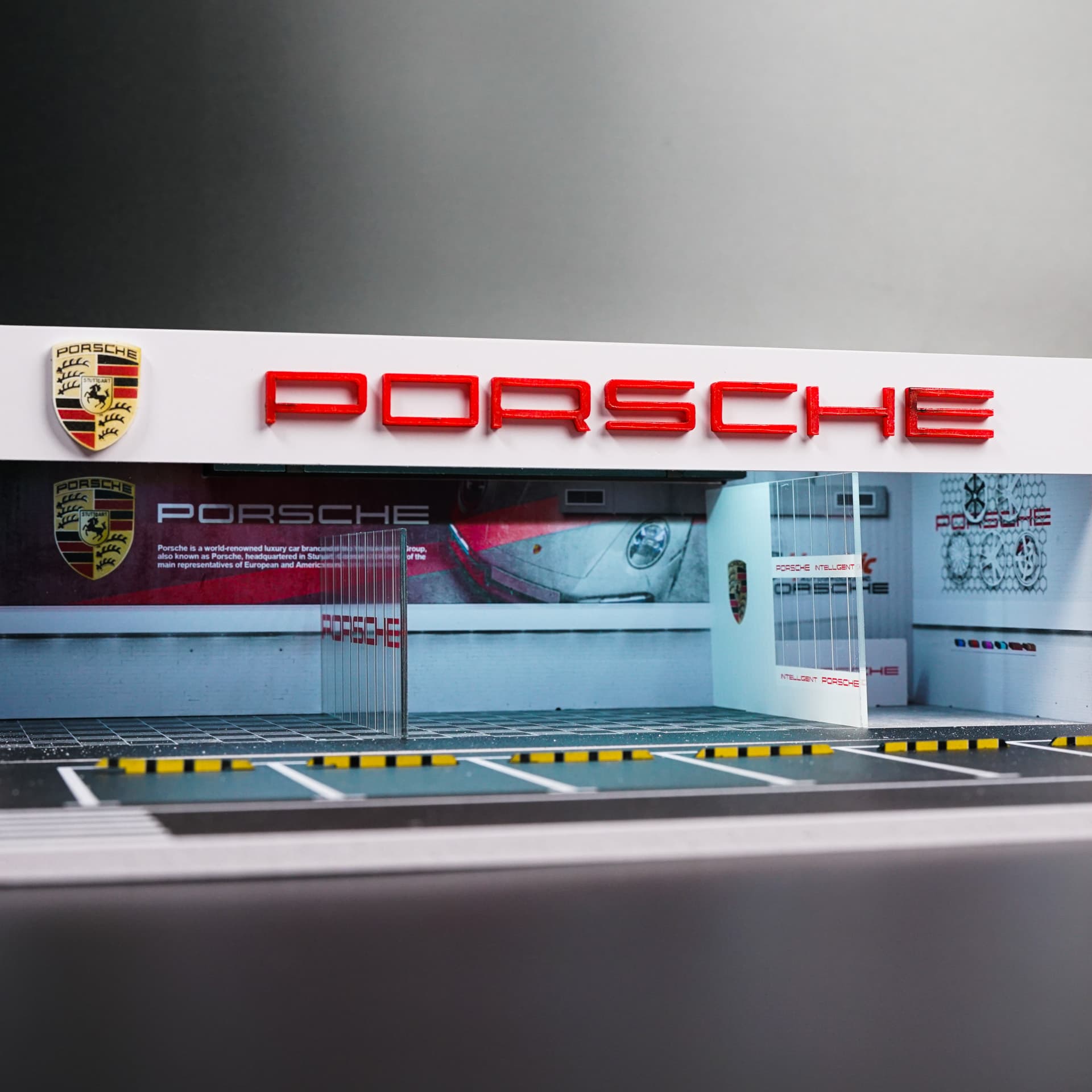 Diorama Salon Porsche Moreart - model 1:64 - miniatura 3