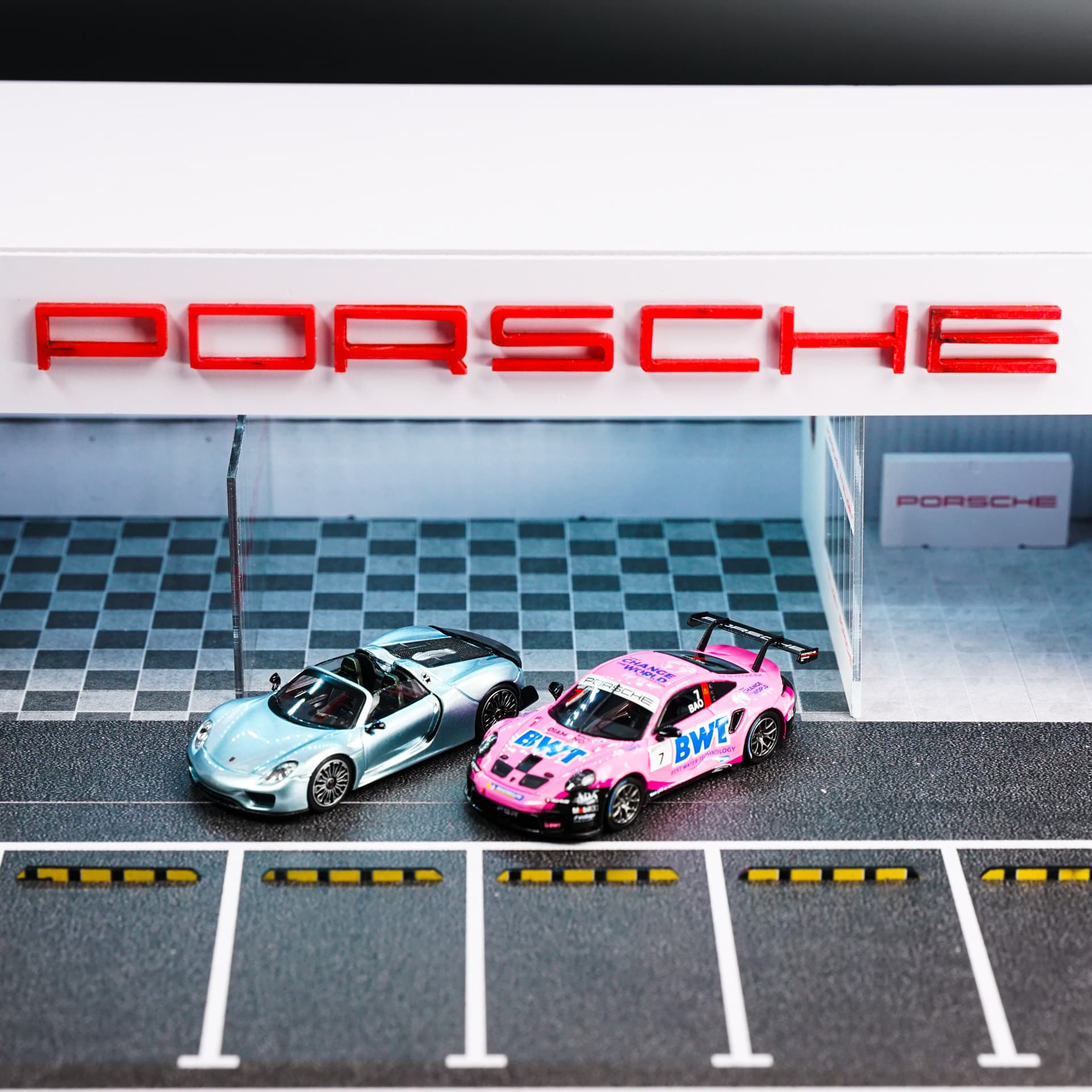 Diorama Salon Porsche Moreart - model 1:64 - miniatura 4