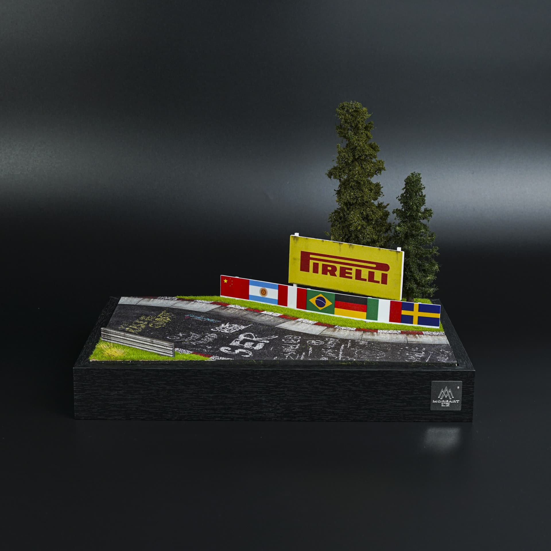 Diorama Tor Nürburgring 03 | Pirelli | 1:64 - miniatura 1