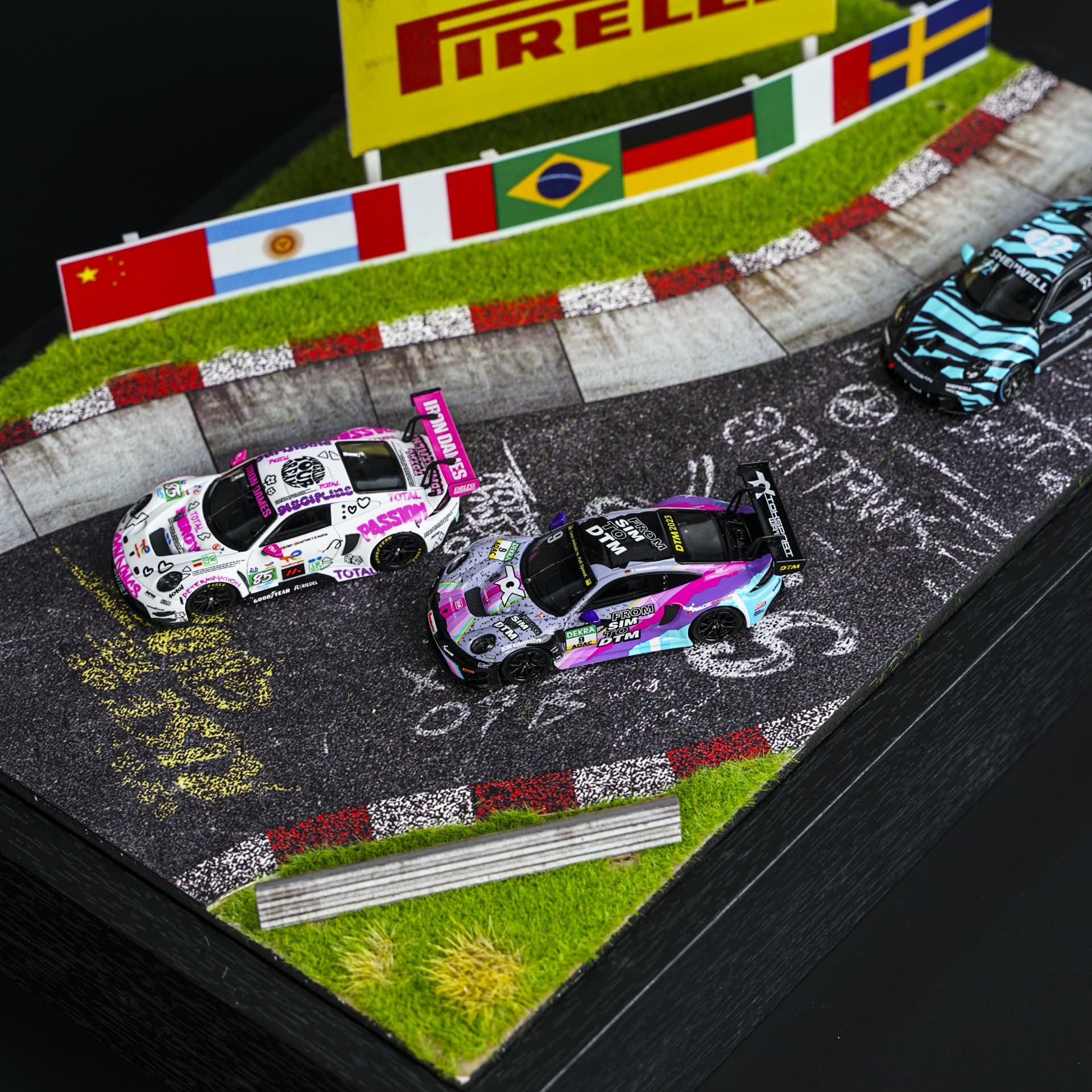 Diorama Tor Nürburgring 03 | Pirelli | 1:64 - miniatura 3