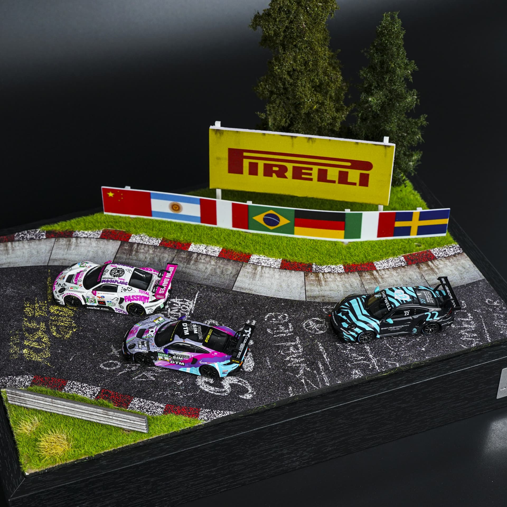 Diorama Tor Nürburgring 03 | Pirelli | 1:64 - miniatura 4