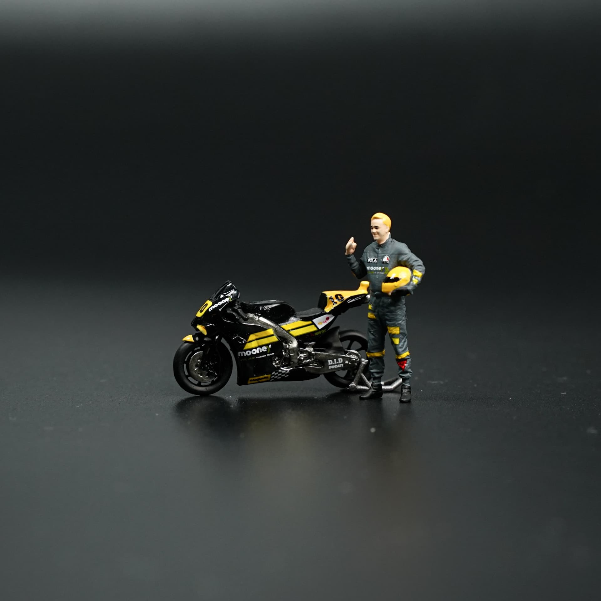 Ducati Moto GP z Figurką Moreart - model 1:64 - miniatura 2