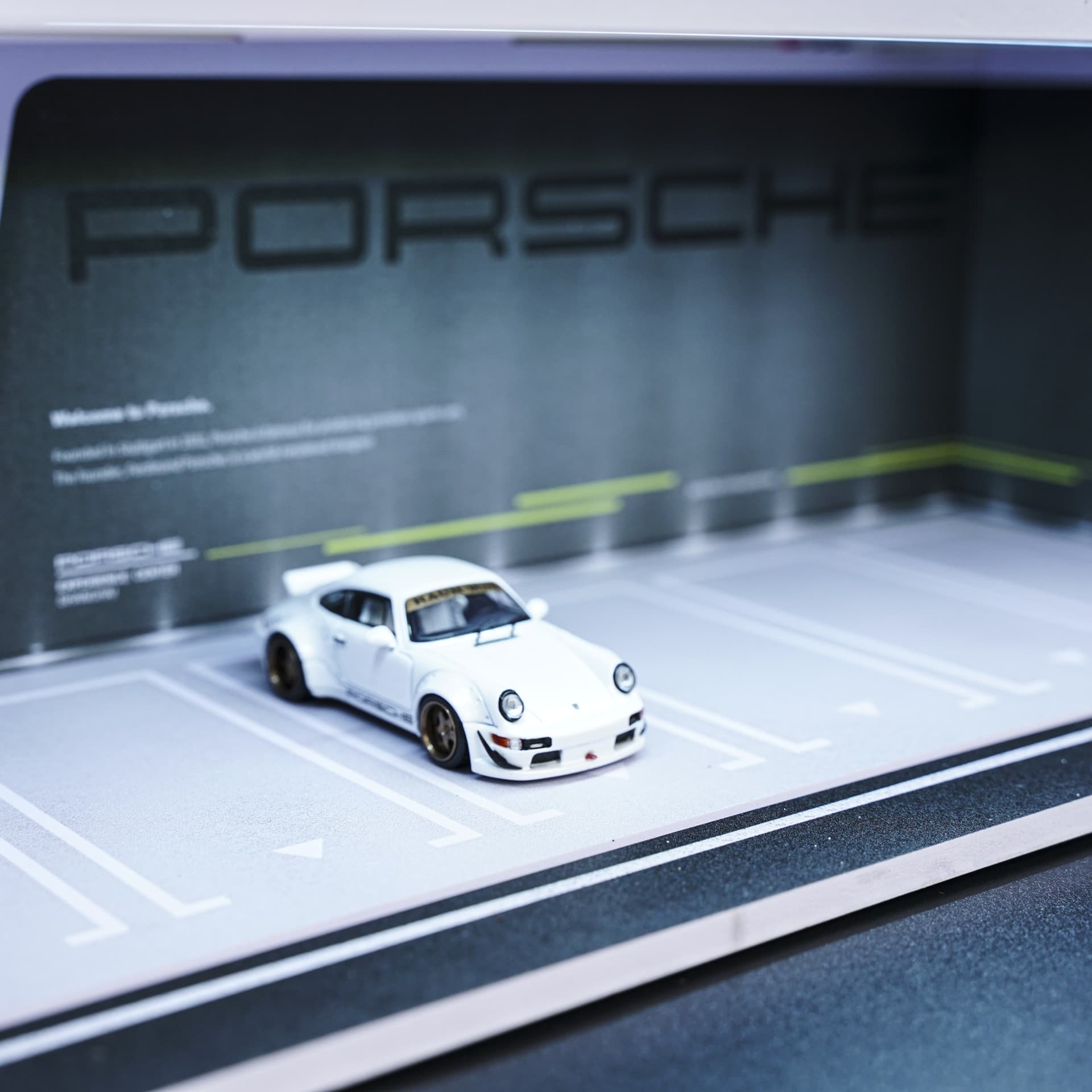 Gablota LED Porsche | 6 miejsc | Podświetlana LED | 1:64 - miniatura 3