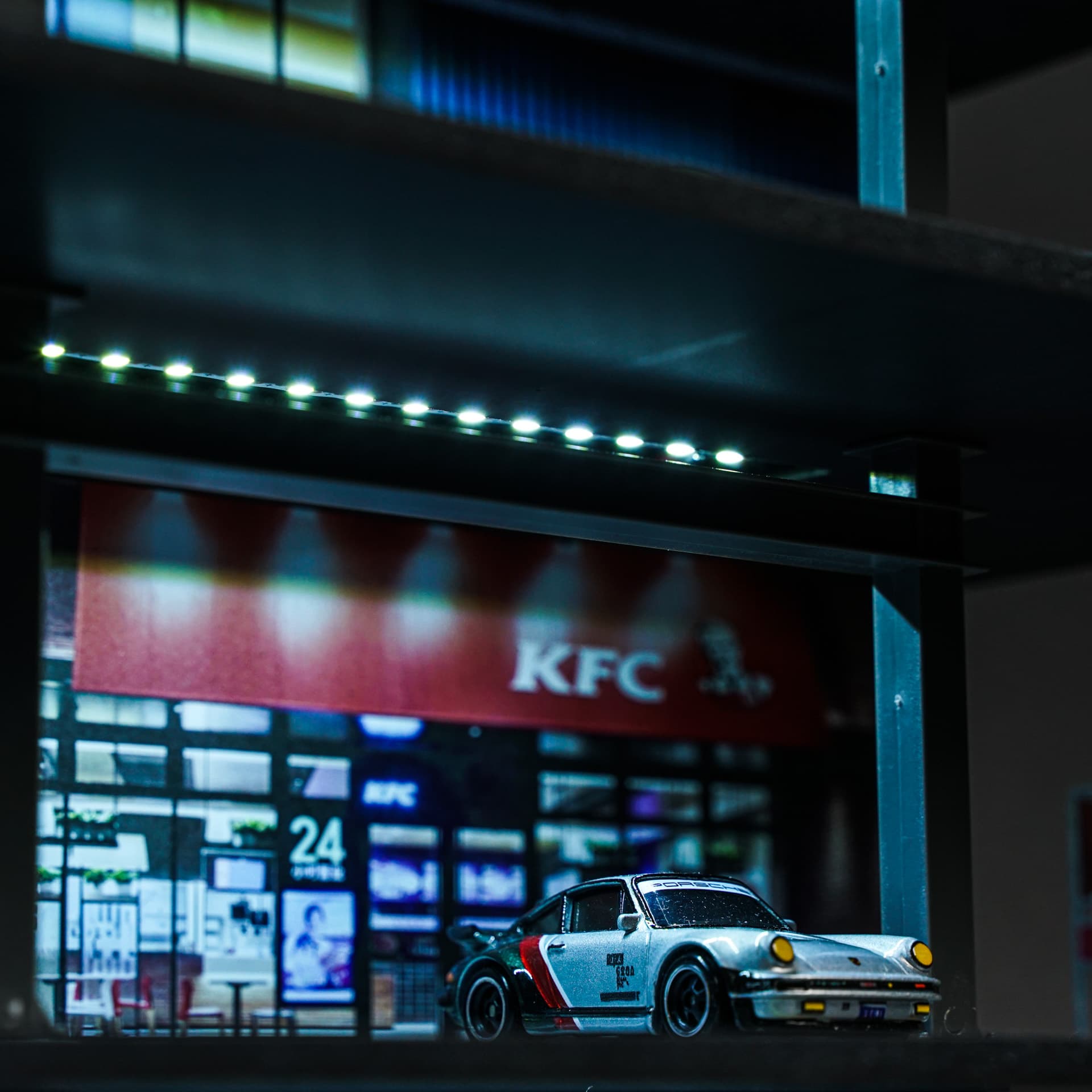 Garaż LED – KFC / Starbucks / MC Moreart - model 1:64 - miniatura 4