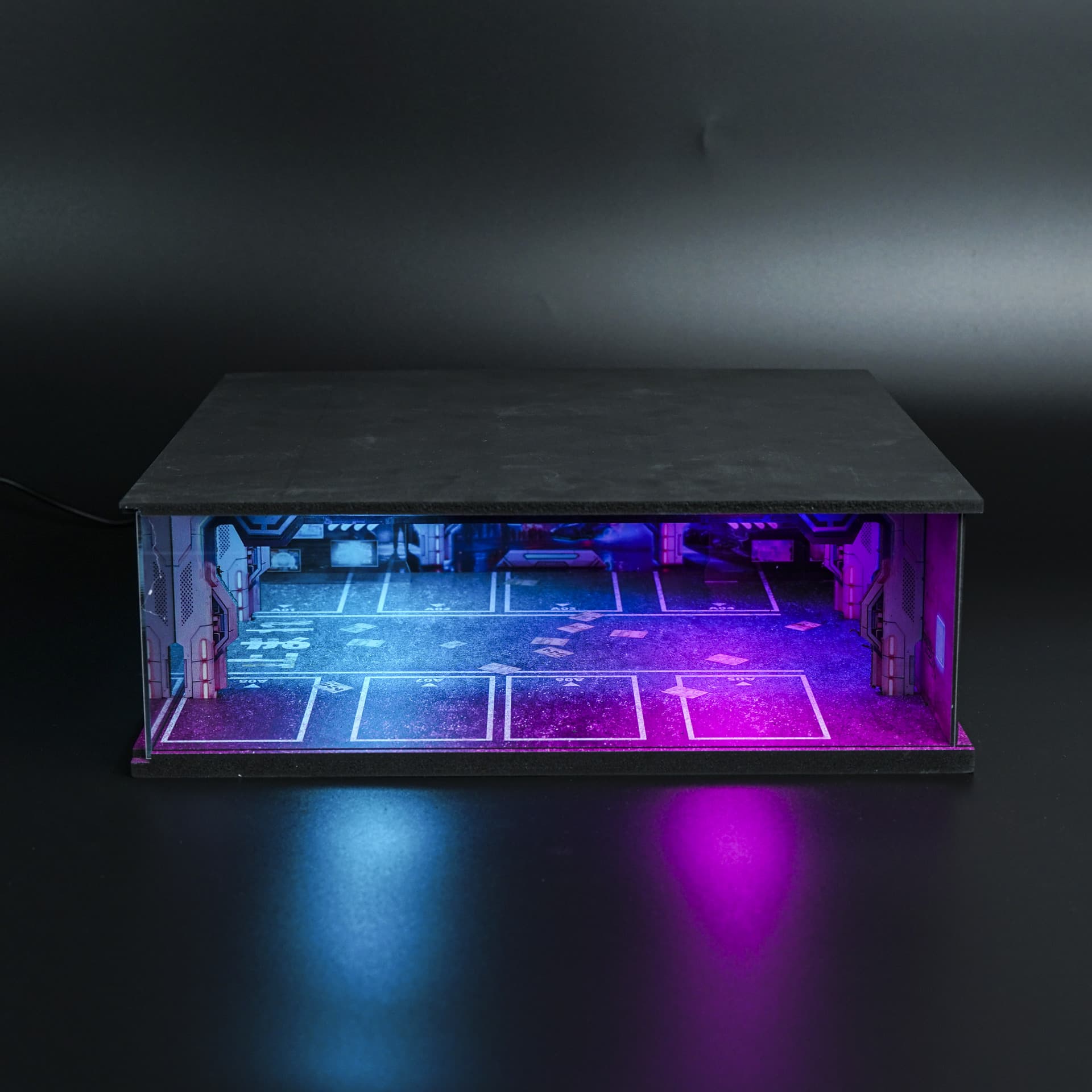 Garaż Podziemny Cyberpunk | 8 miejsc | Podświetlany LED | 1:64 - miniatura 1