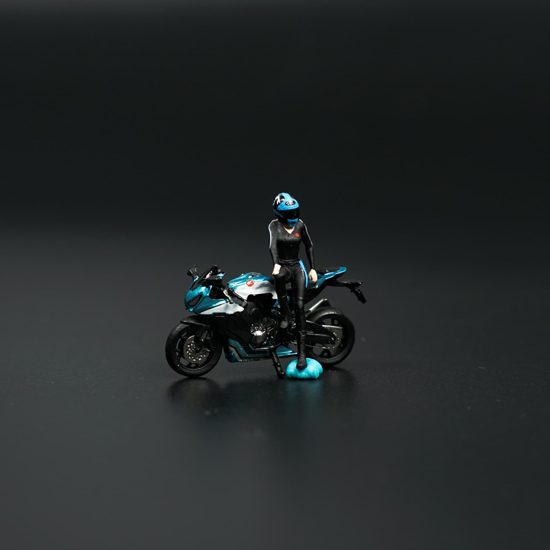 Honda CBR 1000RR z Figurką Moreart - model 1:64 - miniatura 2