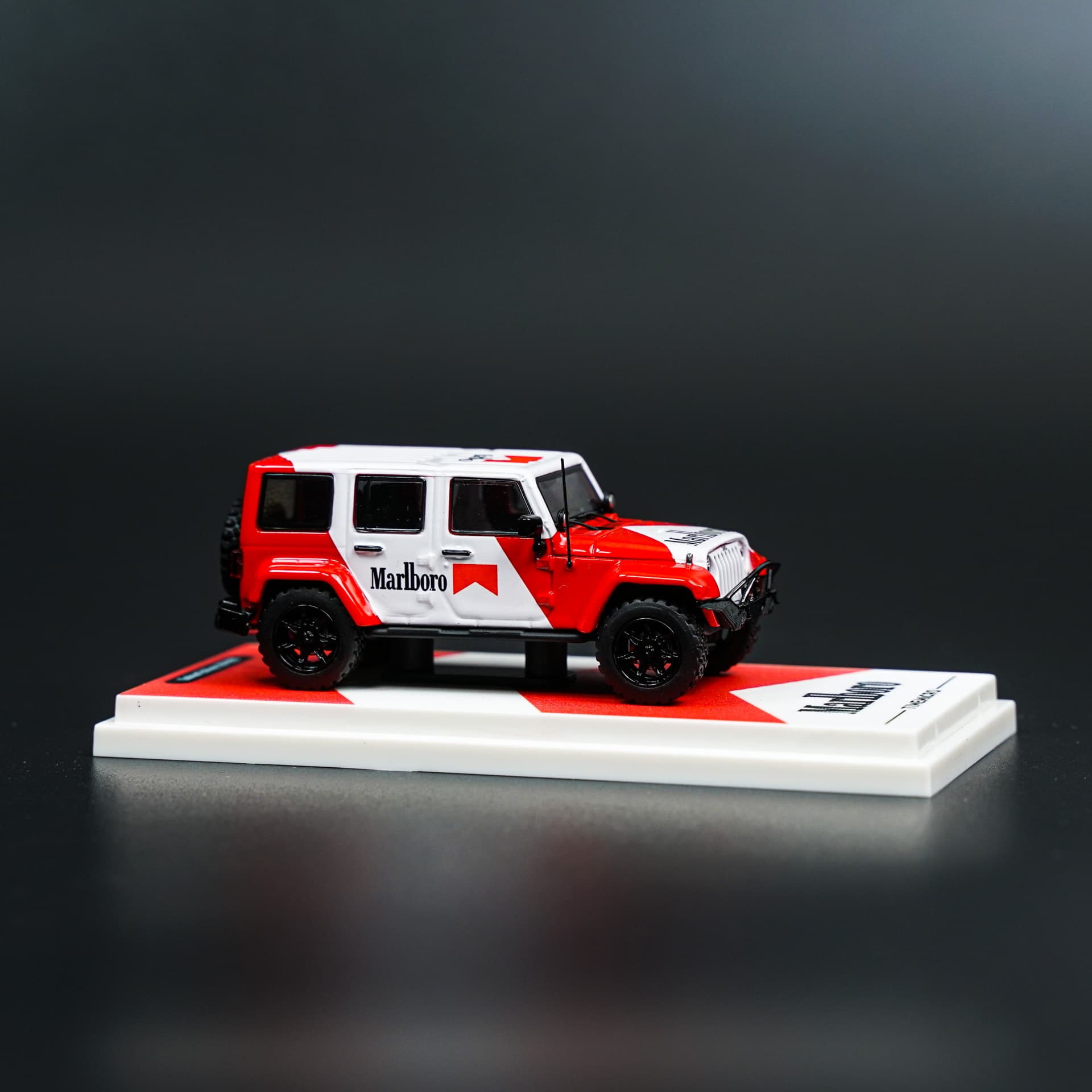 Jeep Wrangler Marlboro z lawetą TimeMicro - model 1:64 - miniatura 3