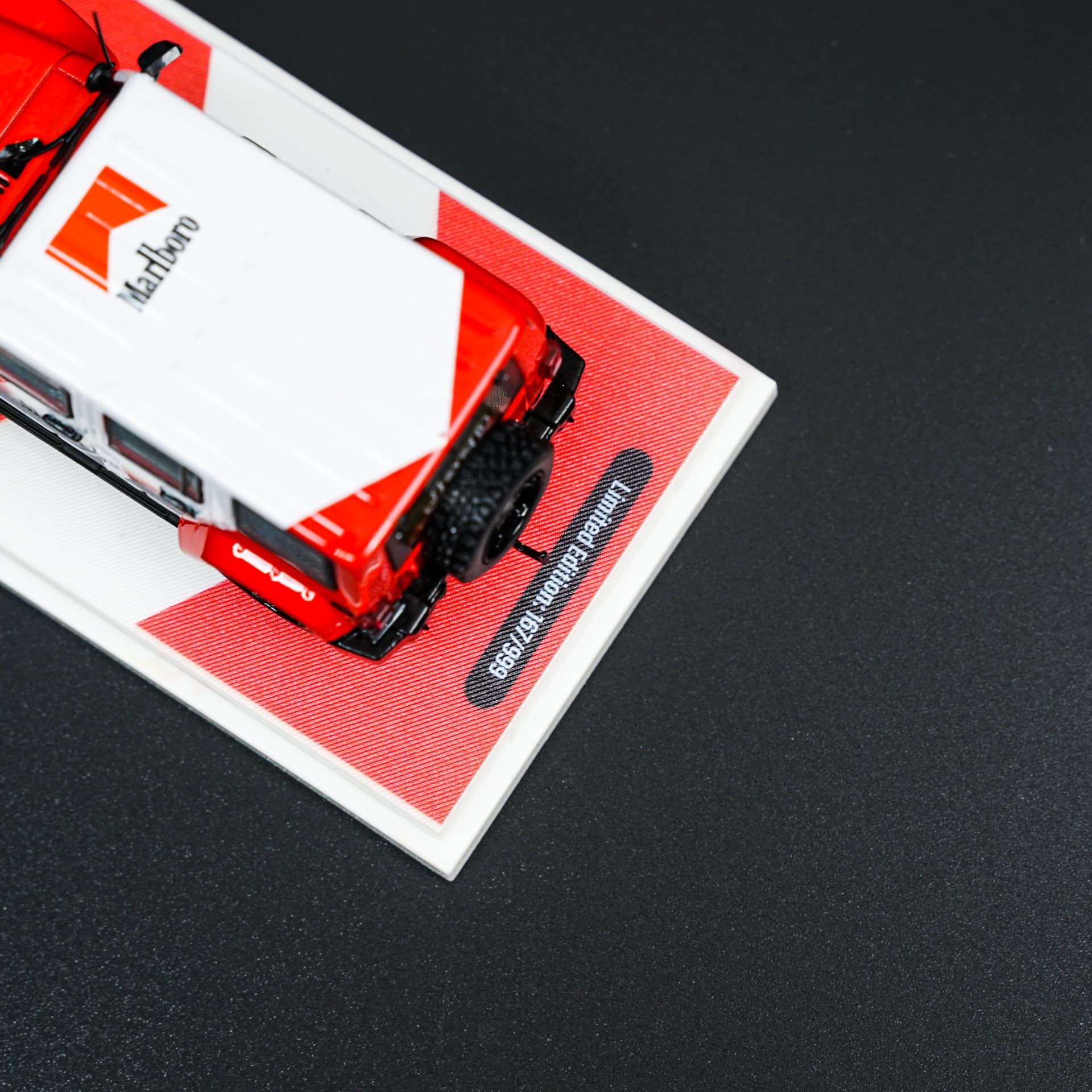 Jeep Wrangler Marlboro z lawetą TimeMicro - model 1:64 - miniatura 5