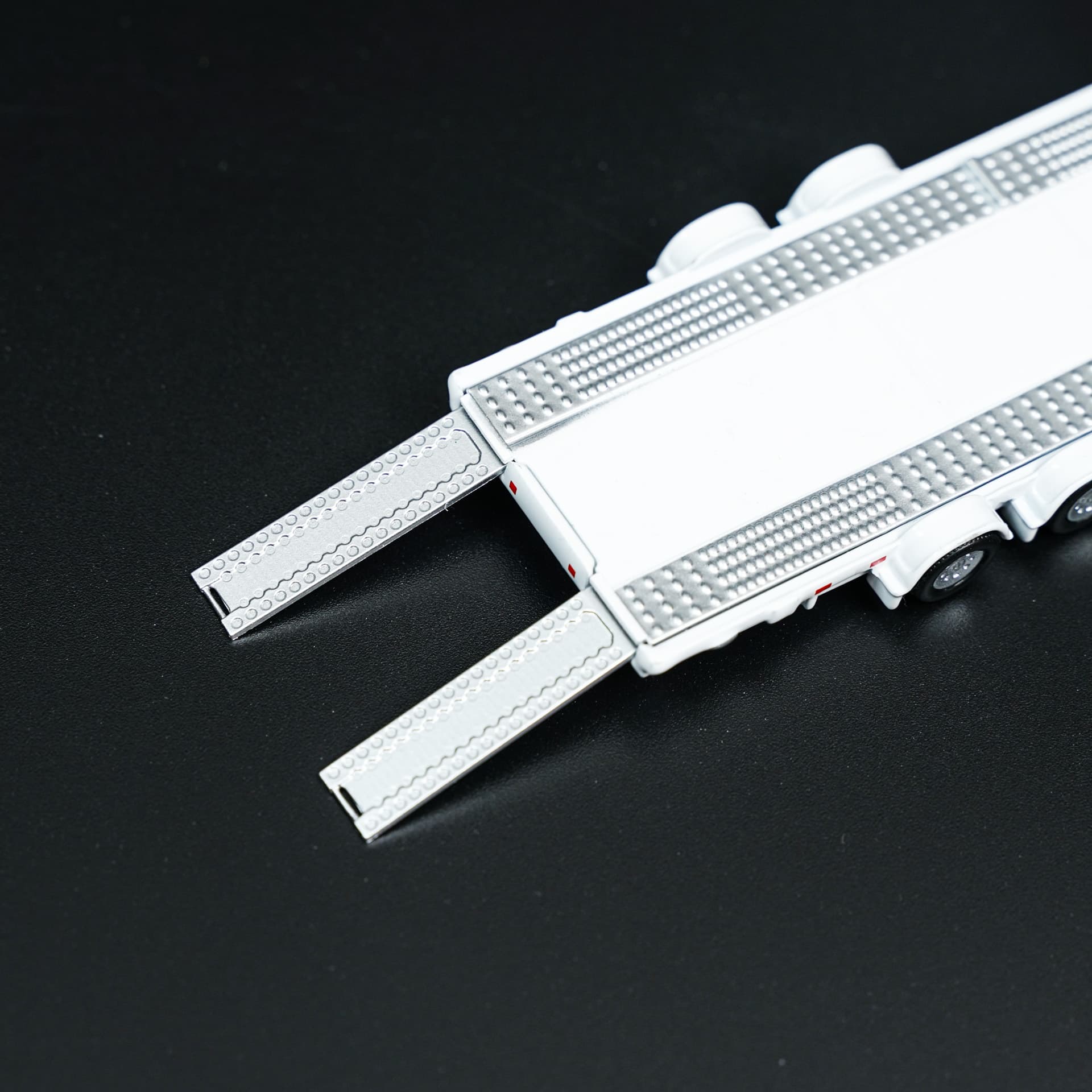 Jeep Wrangler Marlboro z lawetą TimeMicro - model 1:64 - miniatura 6