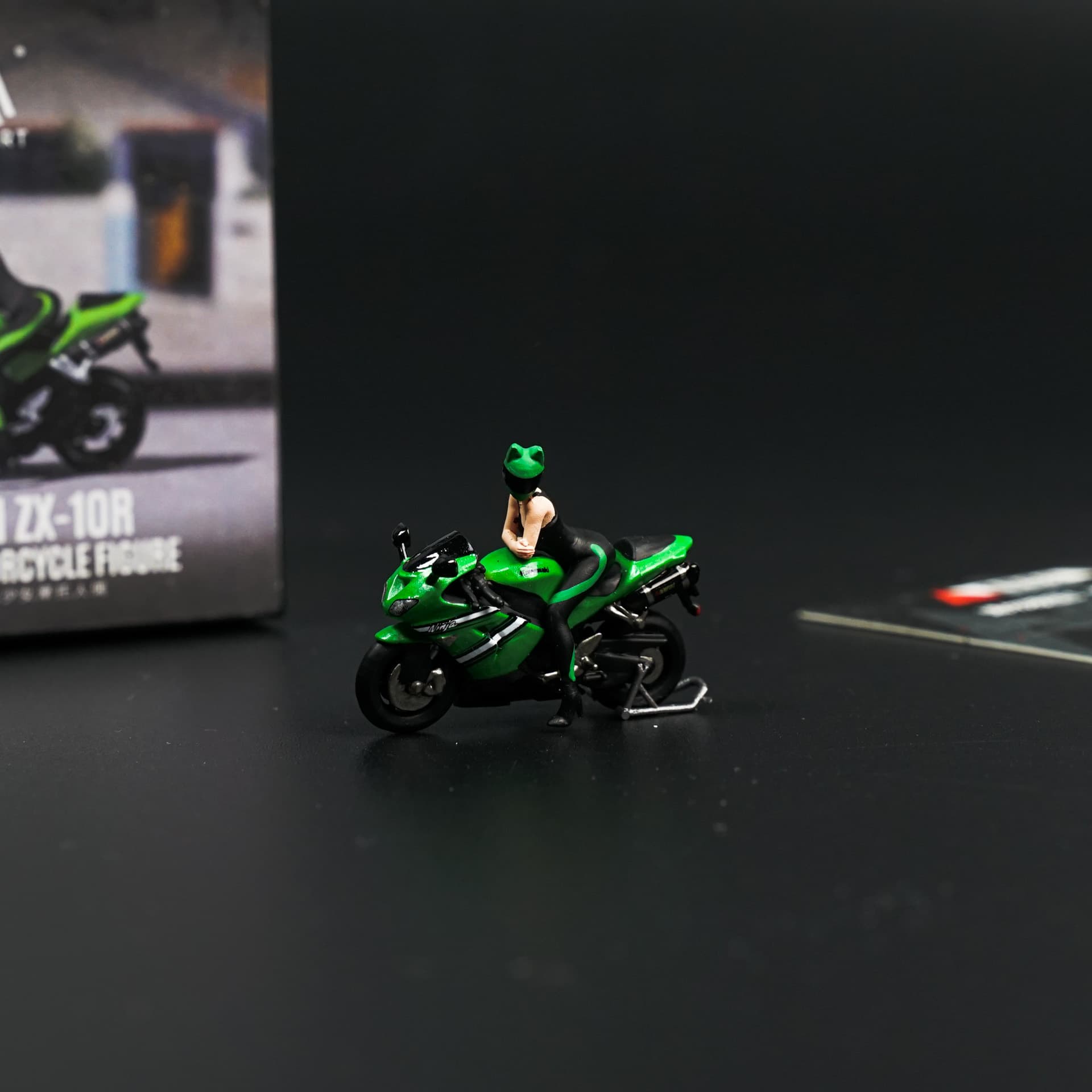 Kawasaki ZX-10R z Figurką Moreart - model 1:64 - miniatura 1