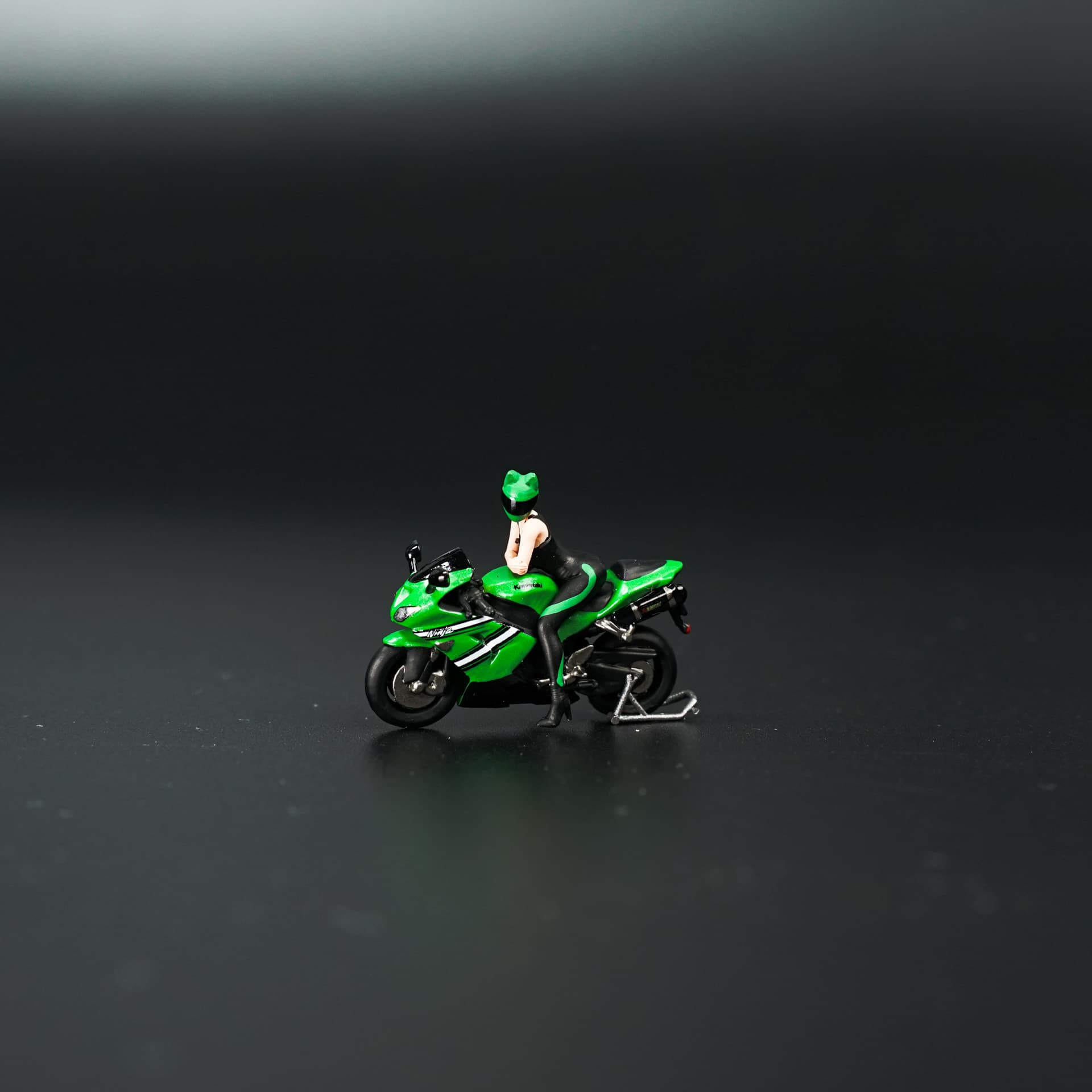 Kawasaki ZX-10R z Figurką Moreart - model 1:64 - miniatura 2