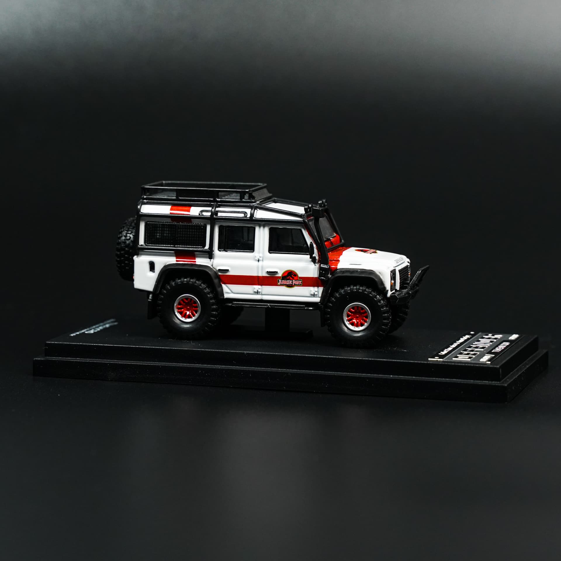 Land Rover Defender Jurassic Park TimeMicro - model 1:64 - miniatura 2