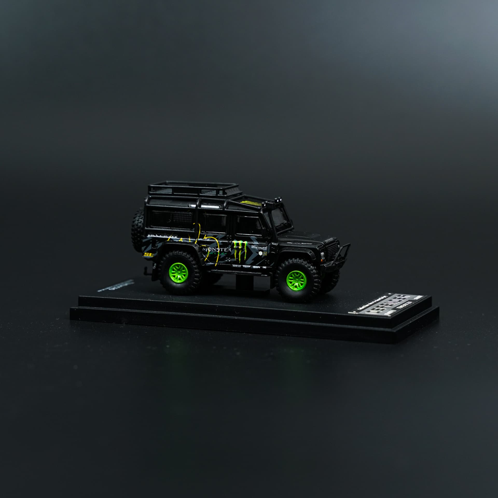 Land Rover Defender Monster Edition z lawetą 1:64 TimeMicro - model 1:64 - miniatura 2