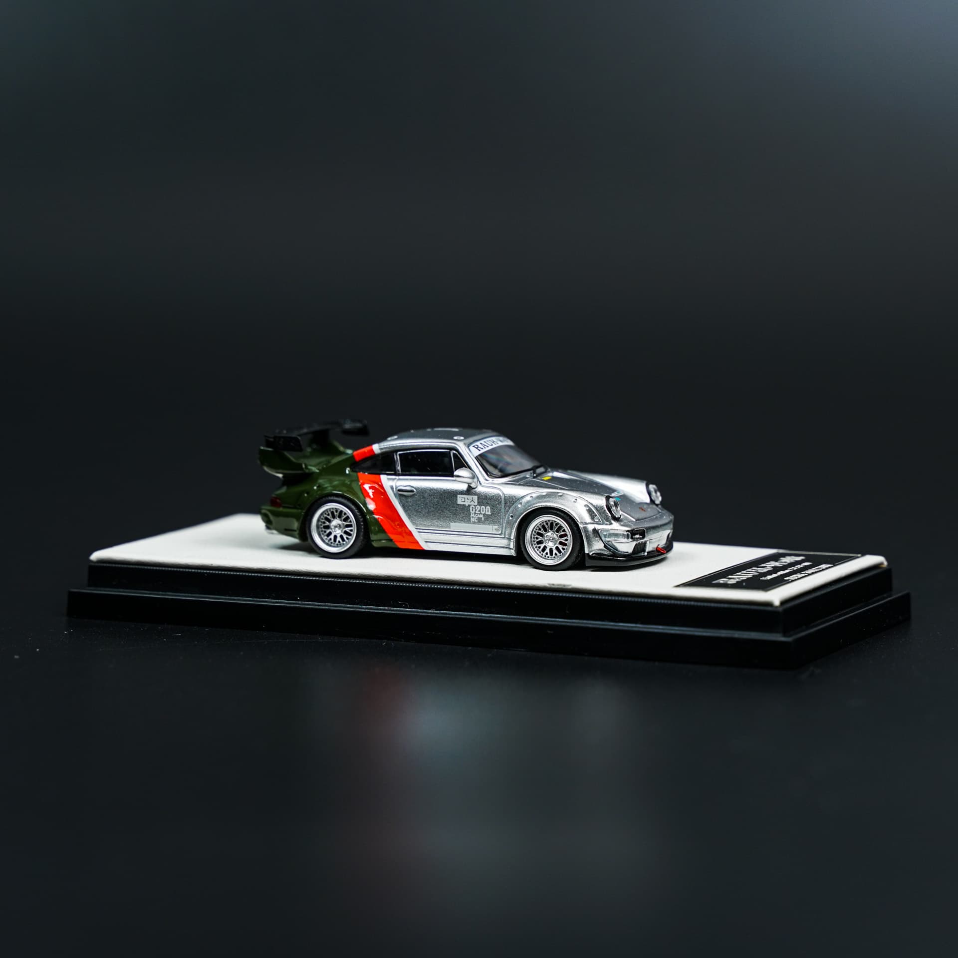 Porsche 993 RWB Mini Station - model 1:64 - miniatura 2