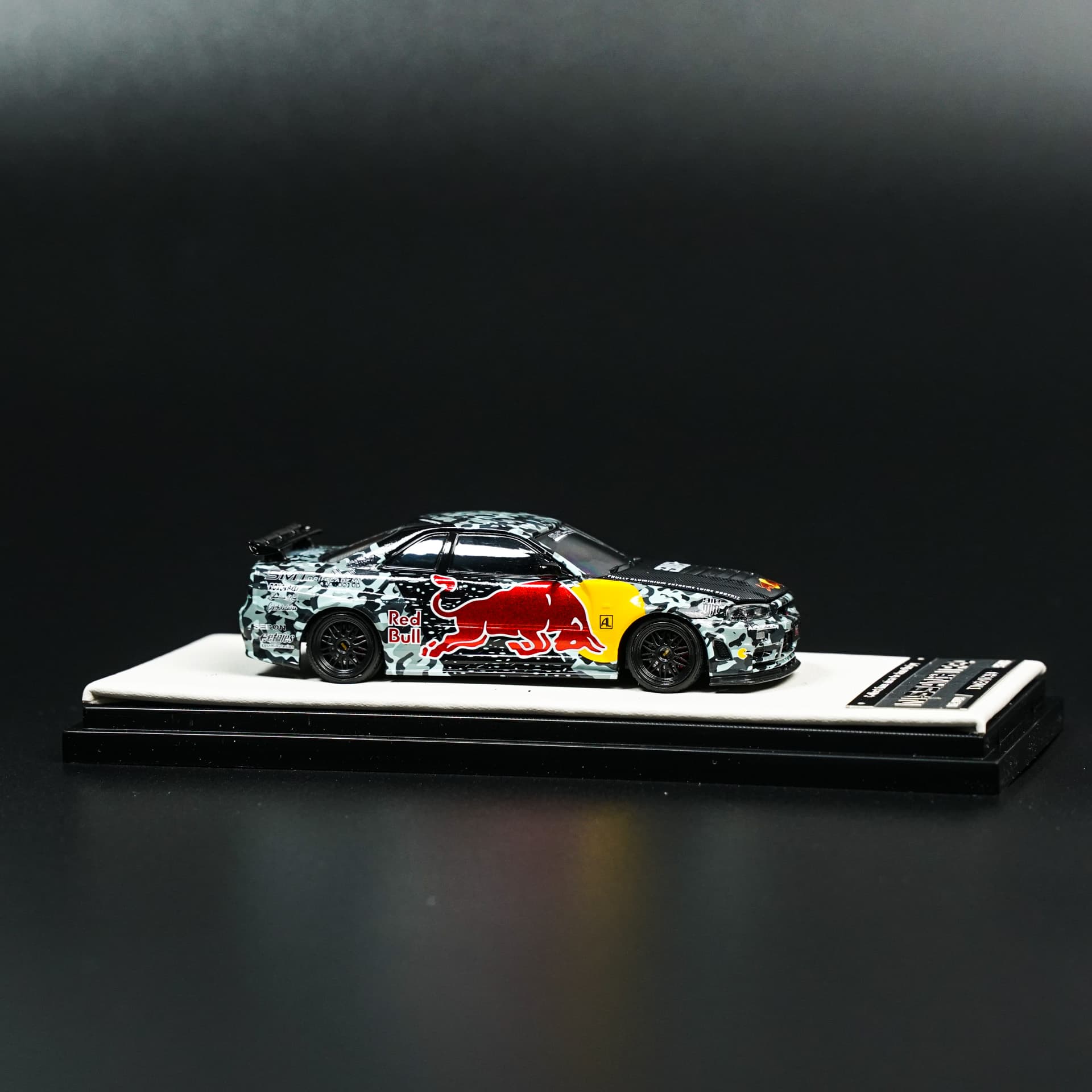 Nissan GT-R R34 Red Bull Camo TimeMicro - model 1:64 - miniatura 2