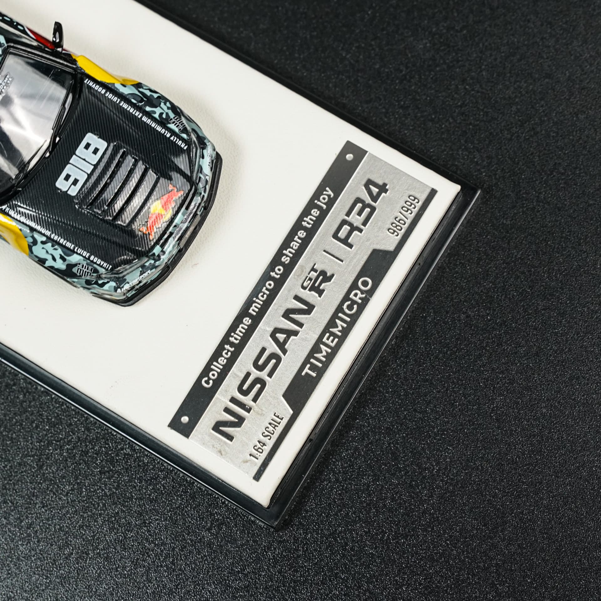 Nissan GT-R R34 Red Bull Camo TimeMicro - model 1:64 - miniatura 4