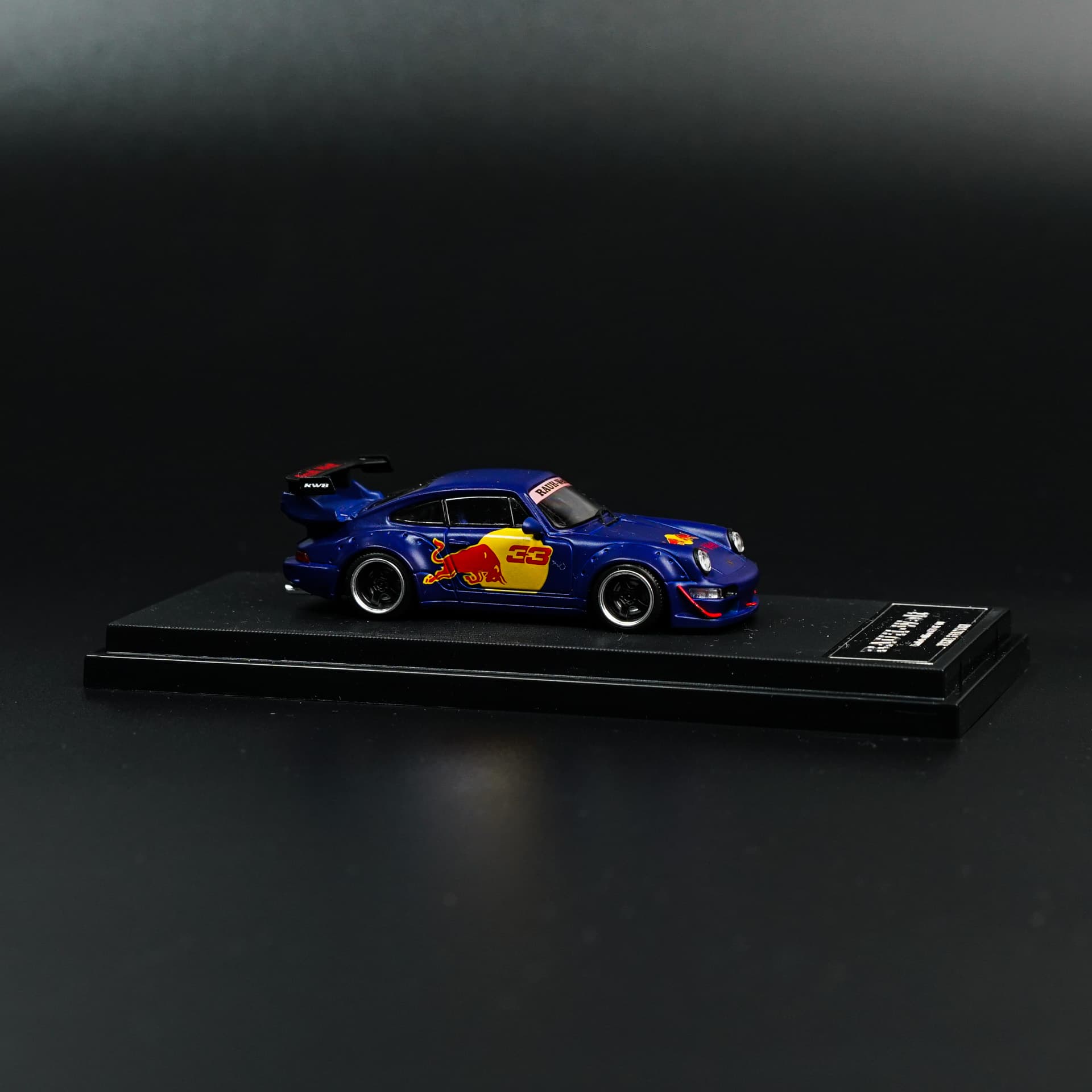 Porsche 993 RWB Red Bull Mini Station - model 1:64 - miniatura 2