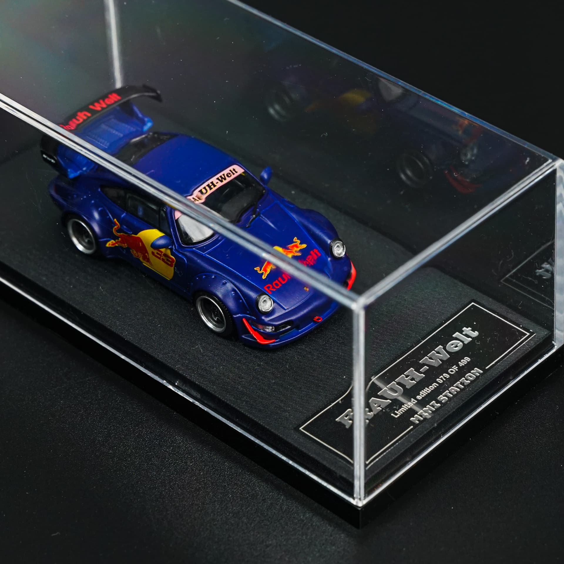 Porsche 993 RWB Red Bull Mini Station - model 1:64 - miniatura 3