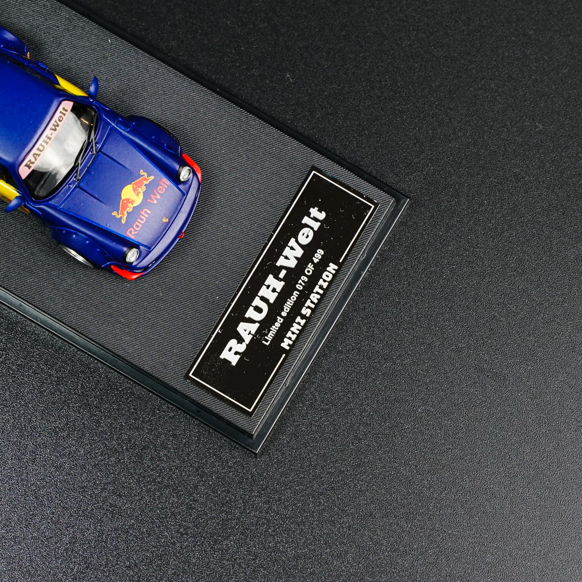 Porsche 993 RWB Red Bull Mini Station - model 1:64 - miniatura 4