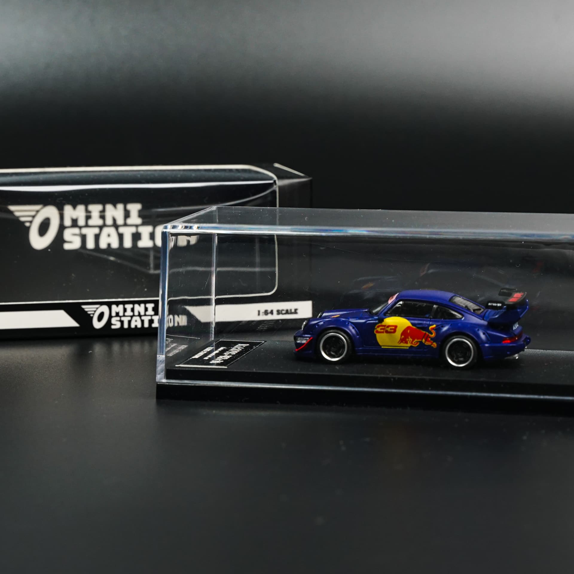 Porsche 993 RWB Red Bull Mini Station - model 1:64 - miniatura 5