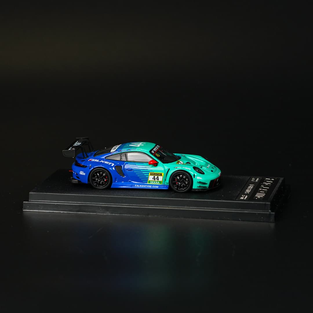 Porsche 911 GT3 R Falken #44 Star Race - model 1:64 - miniatura 2