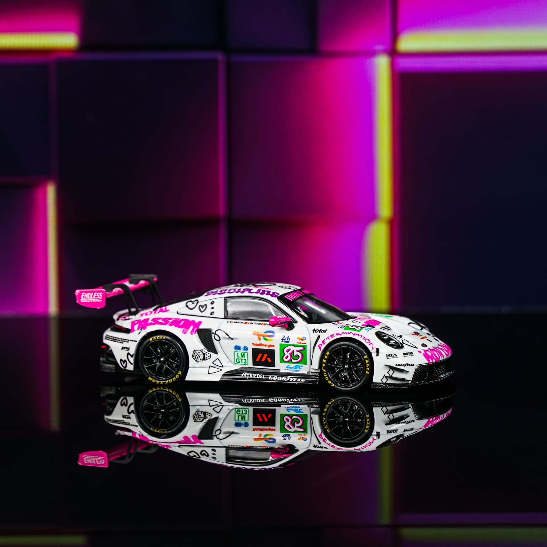 Porsche 911 GT3 R Iron Dames Star Race - model 1:64 - miniatura 1