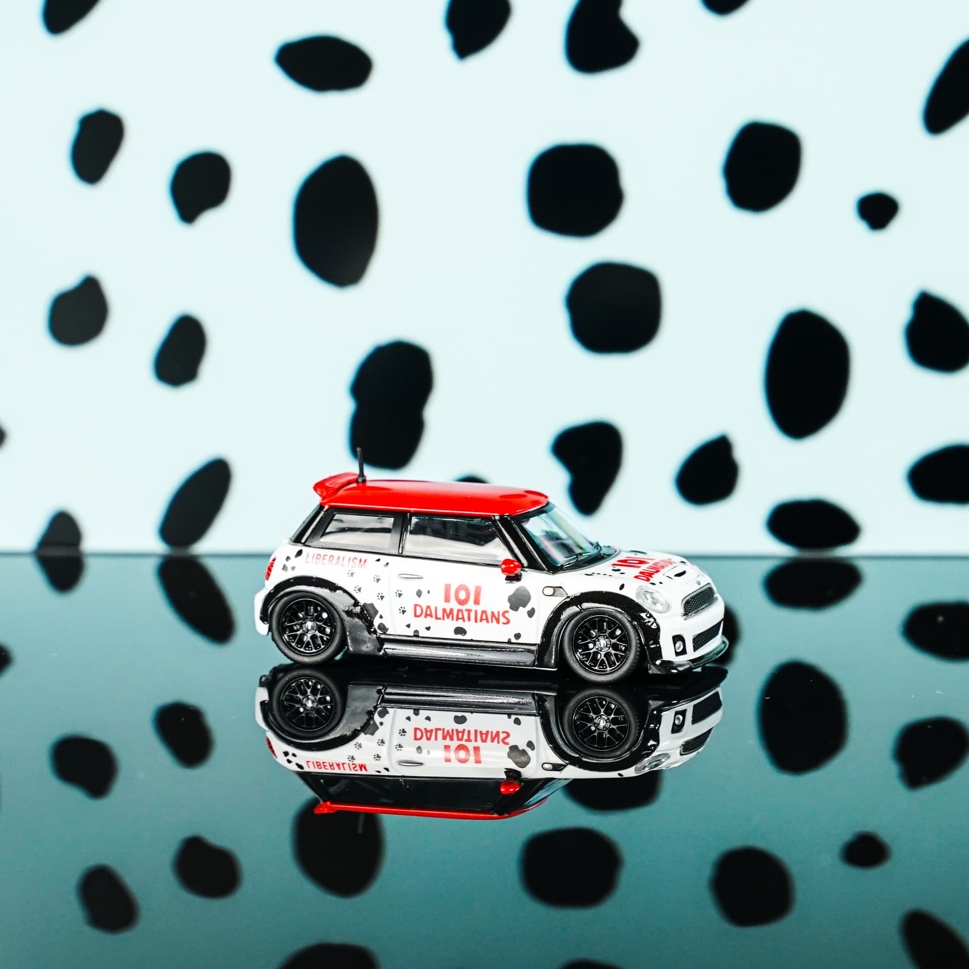 Mini Cooper 101 Dalmatyńczyków TimeMicro - model 1:64 - miniatura 1