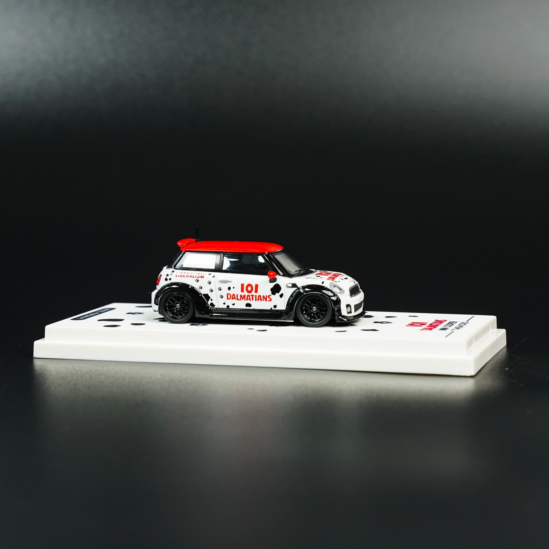 Mini Cooper 101 Dalmatyńczyków TimeMicro - model 1:64 - miniatura 2