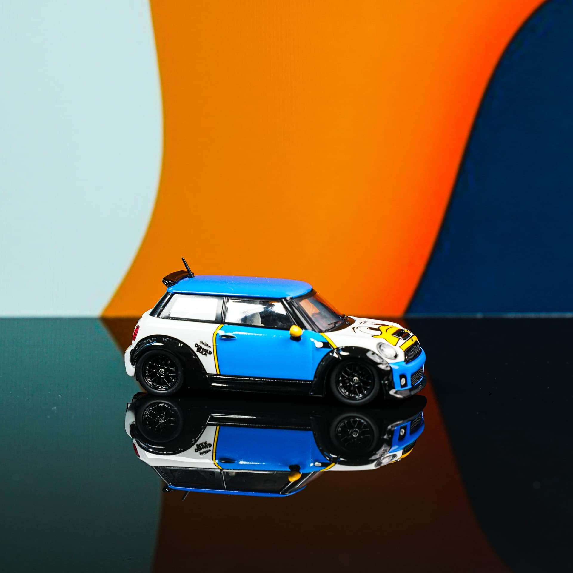 Mini Cooper Kaczor Donald TimeMicro - model 1:64 - miniatura 1