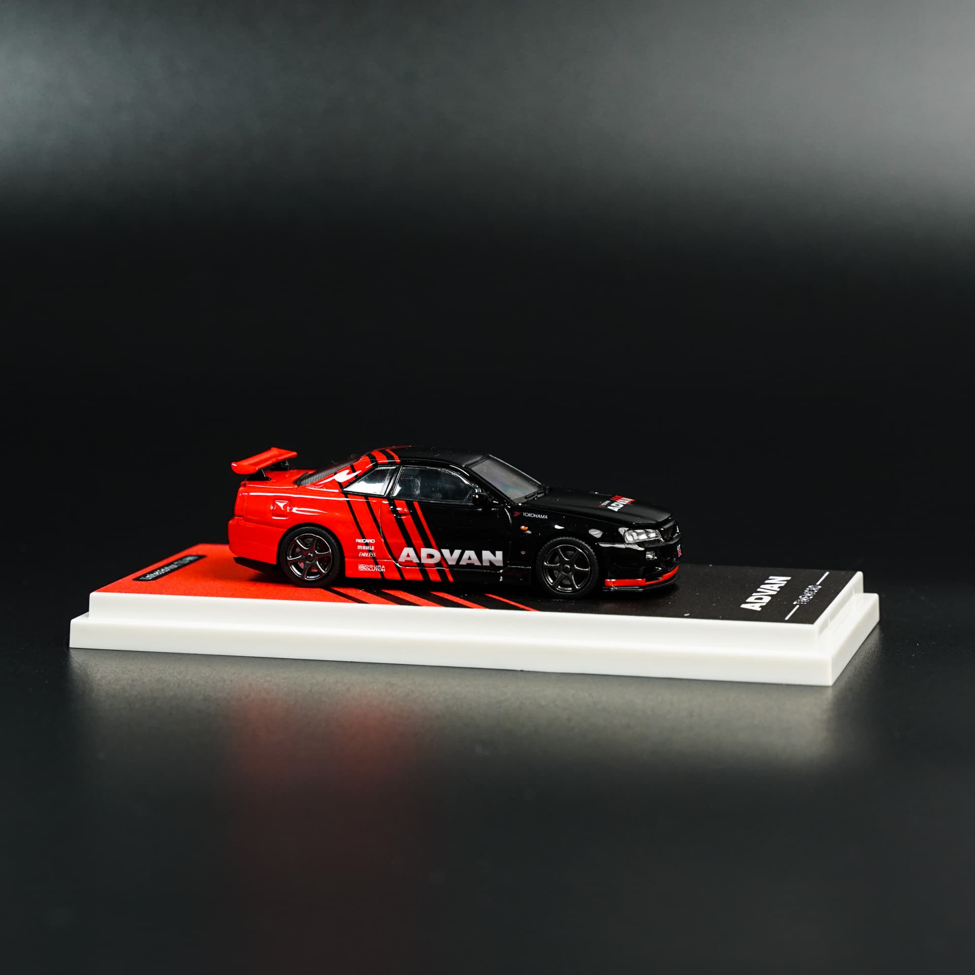 Nissan Skyline GT-R R34 ADVAN TimeMicro - model 1:64 - miniatura 2