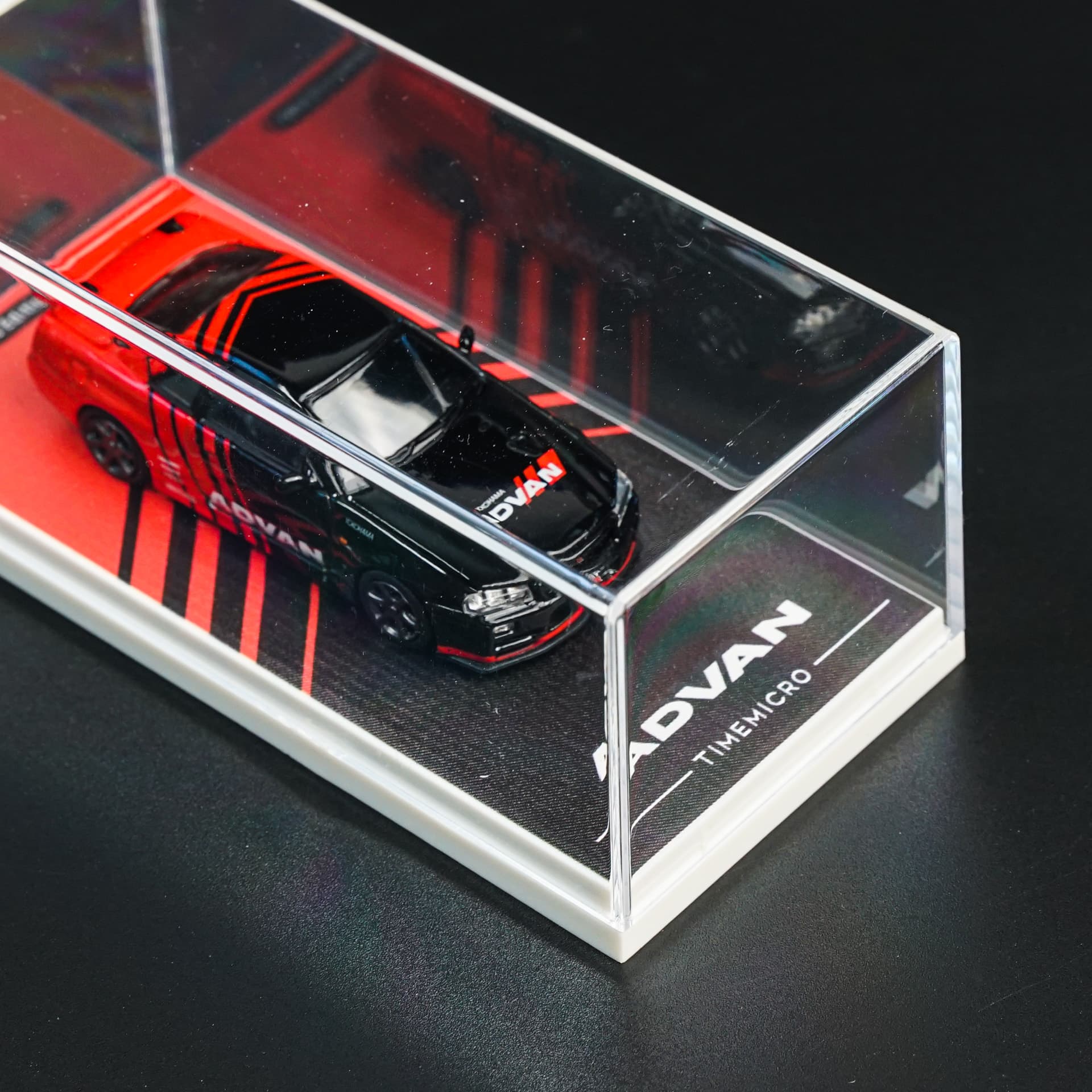 Nissan Skyline GT-R R34 ADVAN TimeMicro - model 1:64 - miniatura 3