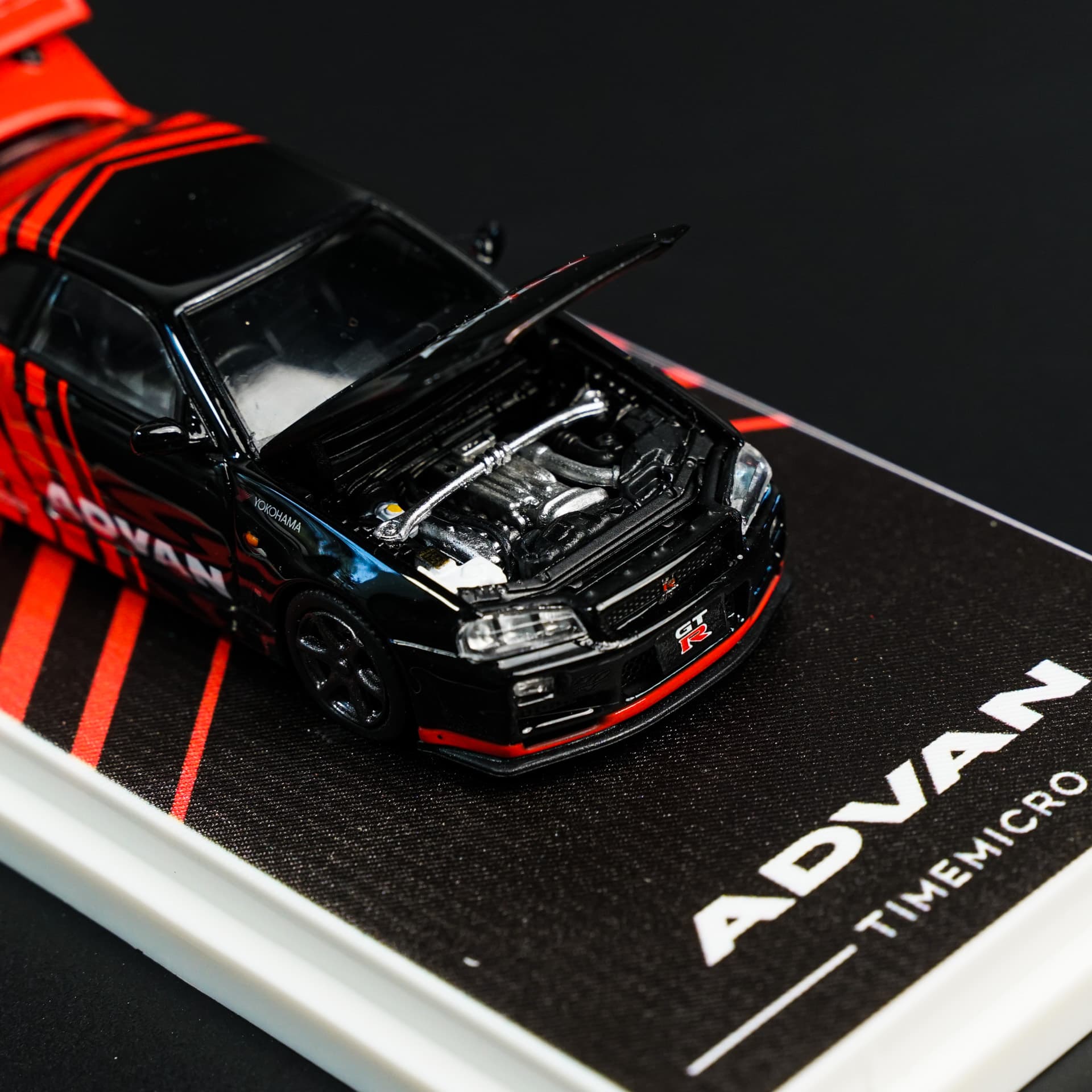 Nissan Skyline GT-R R34 ADVAN TimeMicro - model 1:64 - miniatura 5