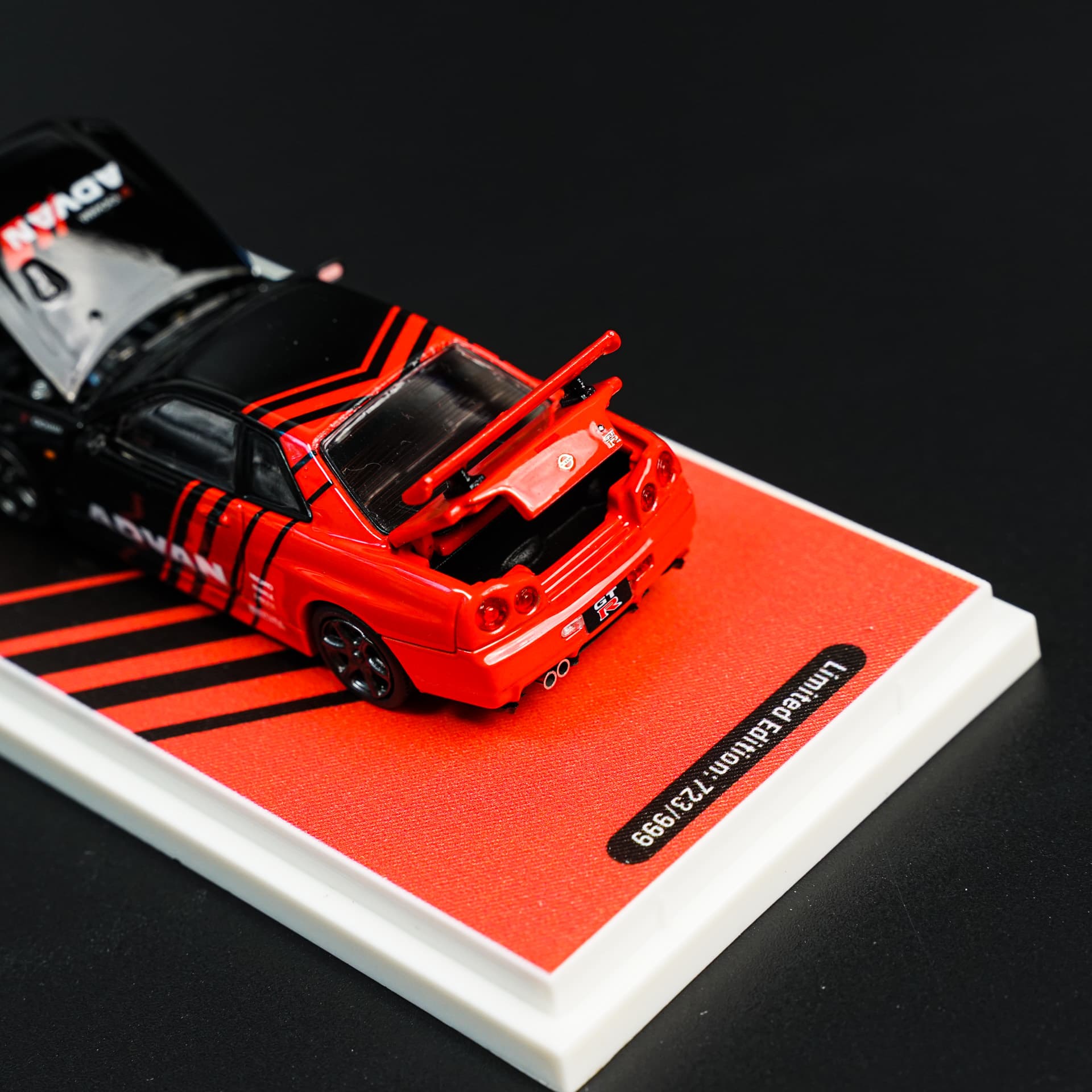 Nissan Skyline GT-R R34 ADVAN TimeMicro - model 1:64 - miniatura 6