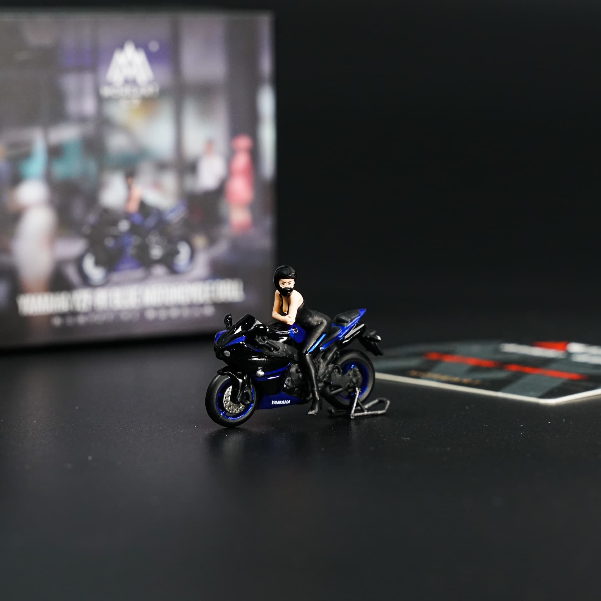 Yamaha YZF-R1 z Figurką Inny - model 1:64 - miniatura 1