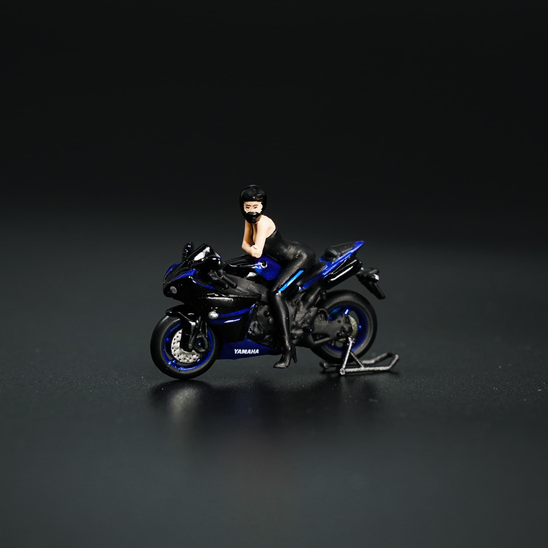 Yamaha YZF-R1 z Figurką Inny - model 1:64 - miniatura 2