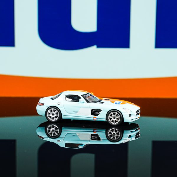 Model Mercedes-Benz SLS AMG Gulf 1:64 TimeMicro z figurką – edycja limitowana 1/999