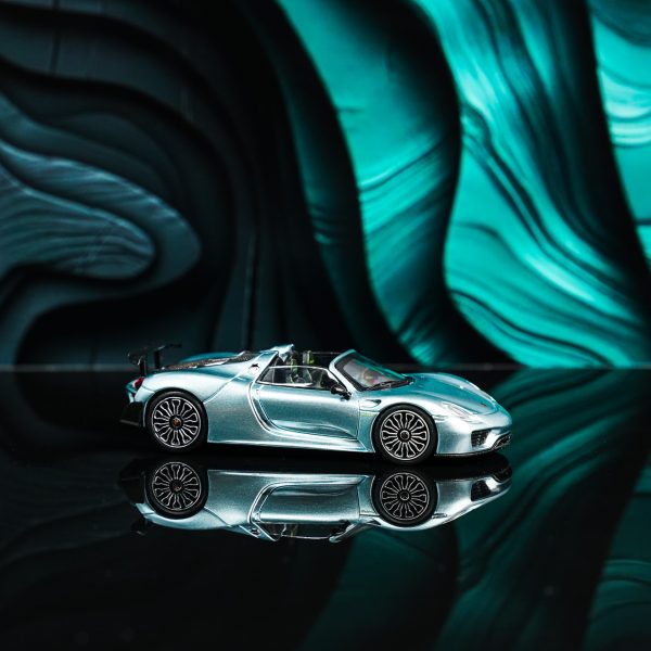 Model Porsche 918 Roadster w kolorze Light Blue – zdejmowany dach, skala 1:64, limit 1/999, TimeMicro