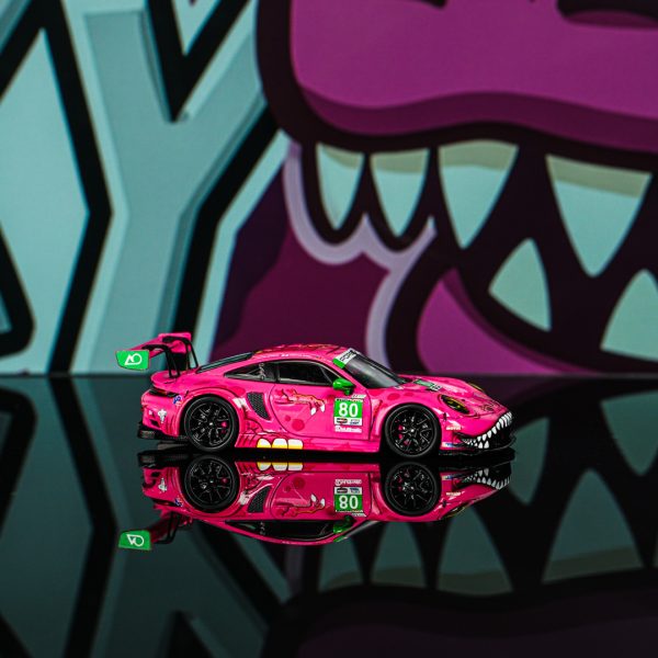 Porsche 911 GT3 R 1:64 Roxy #80 Ao Racing Star Race – model w gablotce